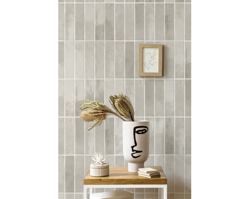 Wandgestaltung mit rechteckigen Fliesen in einem hellen Farbton