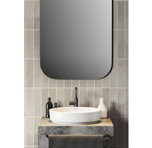 Badezimmer mit Aufsatzwaschbecken, Armatur, Spiegel und Handtuchhalter