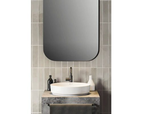 Badezimmer mit Aufsatzwaschbecken, Armatur, Spiegel und Handtuchhalter