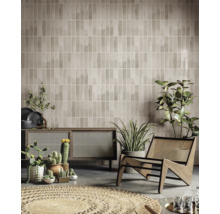 Wohnraum mit braunen Wandfliesen, Holzschrank, Sessel und Zimmerpflanzen