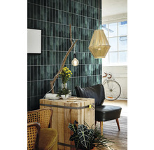 Salon avec carrelage mural, table en bois, lampe et chaise