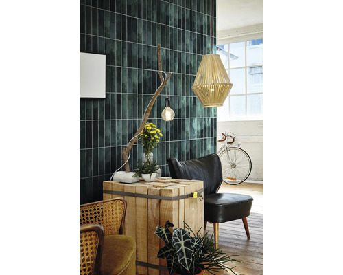 Salon avec carrelage mural, table en bois, lampe et chaise