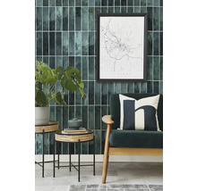 Intérieur avec carrelage vert, fauteuil, tables d''appoint et tableau mural