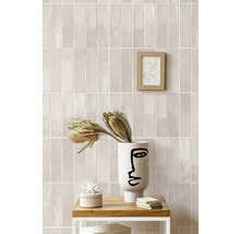 Carrelage mural intérieur avec décorations sur une table