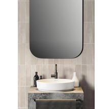 Scène de salle de bains avec miroir, lavabo, robinet et accessoires