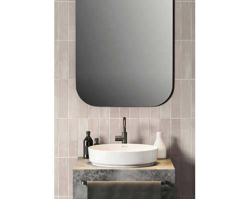 Scène de salle de bains avec miroir, lavabo, robinet et accessoires