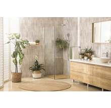 Salle de bain lumineuse avec douche, lavabo, miroir et plantes