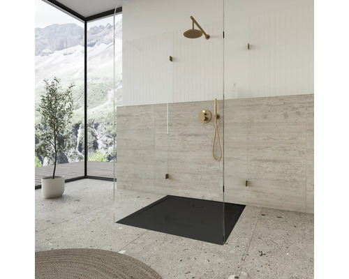 Douche à l''italienne avec receveur noir, paroi de douche en verre et robinetterie
