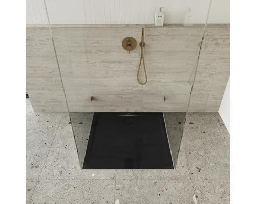 Douche à l''italienne avec receveur, robinetterie et paroi en verre