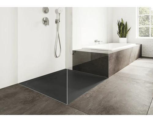 Salle de bains moderne avec douche et baignoire