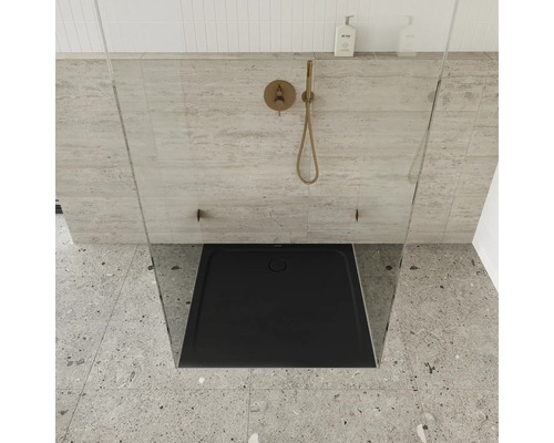 Duschkabine mit schwarzer Duschwanne und Armatur