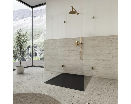 Begehbare Dusche mit Duschwanne und Armaturen im Badezimmer