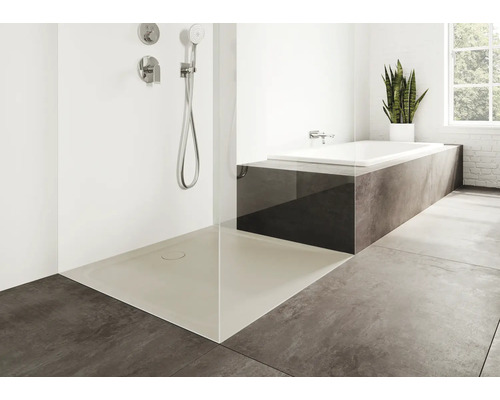 Salle de bains avec douche à l''italienne et baignoire