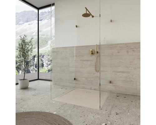 Douche à l''italienne avec pomme de tête, receveur de douche et paroi en verre dans une salle de bains lumineuse.