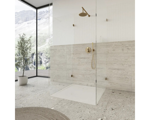 Modernes Badezimmer mit ebenerdiger Dusche, Glaswand und Armaturen