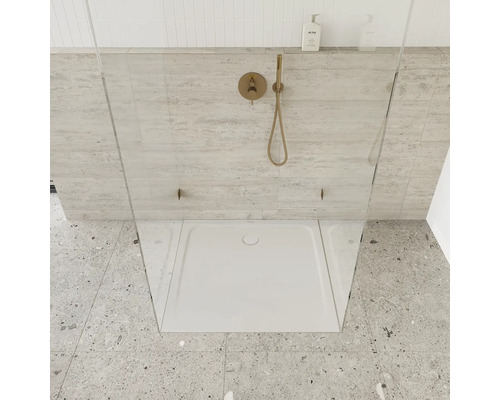 Ebenerdige Dusche mit Duschwanne und Duscharmatur