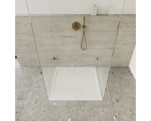 Begehbare Dusche mit Duschwanne und Armatur