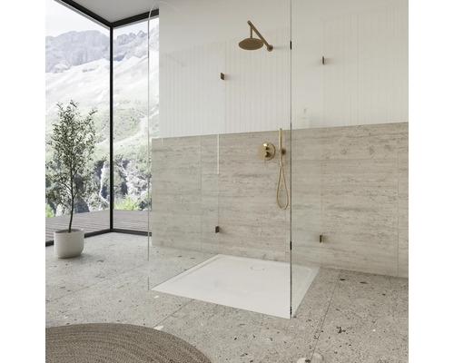 Modernes Badezimmer mit Dusche, Duschwanne, Glaswand und Armaturen