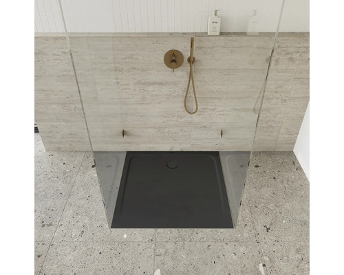 Douche à plain-pied avec receveur et robinetterie