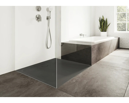 Salle de bain moderne avec douche, baignoire et carrelage