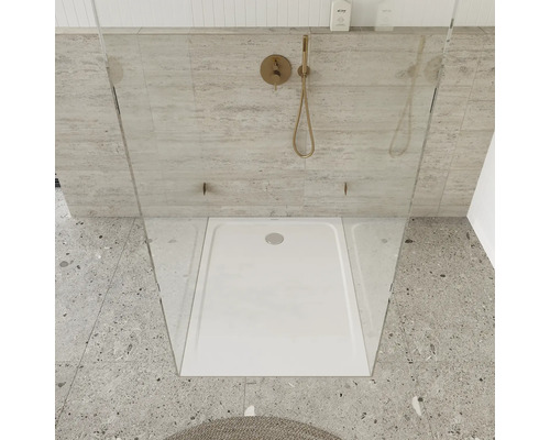 Douche à l''italienne avec receveur de douche plat, robinetterie de douche et paroi en verre