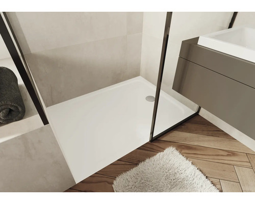 Salle de bains lumineuse avec douche, lavabo et plancher en bois
