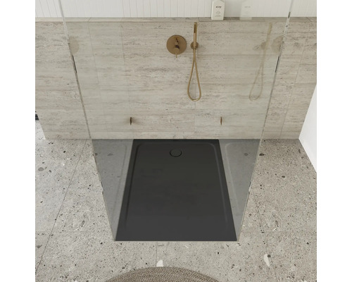 Douche à l''italienne avec receveur de douche gris et pomme de douche