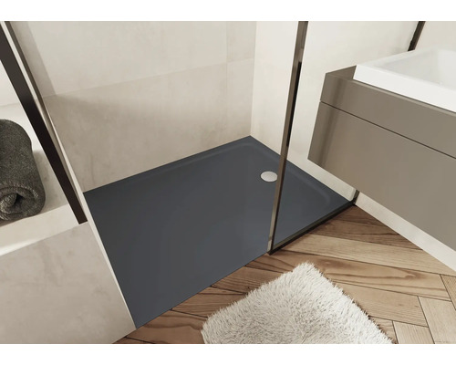 Salle de bain avec receveur de douche gris, cabine de douche et lavabo