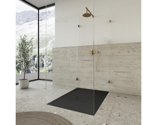 Douche à l''italienne avec receveur plat, pomme de tête et paroi en verre dans une salle de bain lumineuse