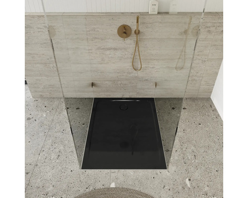 Duschkabine mit schwarzer Duschwanne und verfliesten Wänden