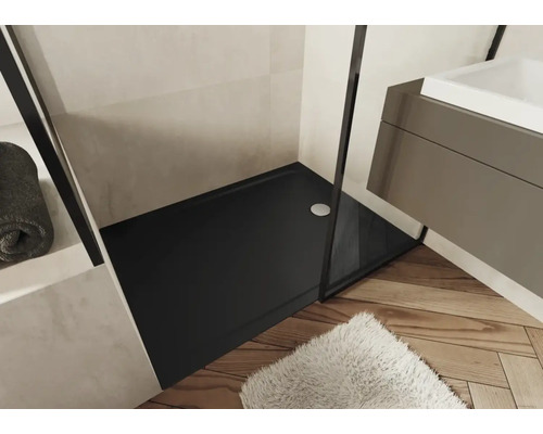 Scène de salle de bain avec receveur de douche noir et meuble-lavabo