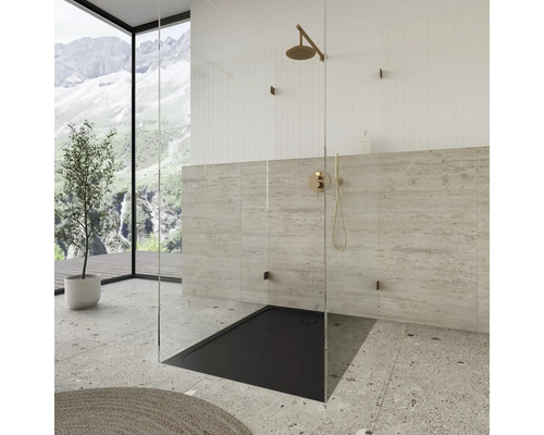 Douche à l''italienne avec receveur, robinetterie et paroi en verre dans une salle de bain moderne