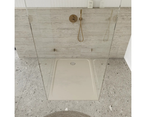 Begehbare Dusche mit Duschwanne und Duscharmatur