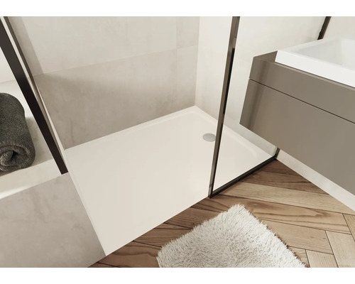 Begehbare Dusche mit Duschwanne, Waschbecken und Holzboden