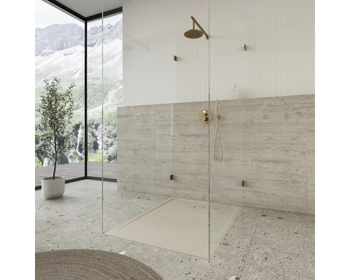 Begehbare Dusche mit goldenen Armaturen und Natursteinoptik im Badezimmer.