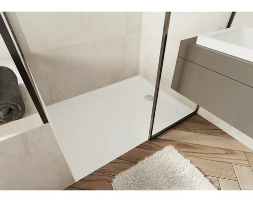 Badezimmer mit Dusche, Waschbeckenunterschrank und Holzboden