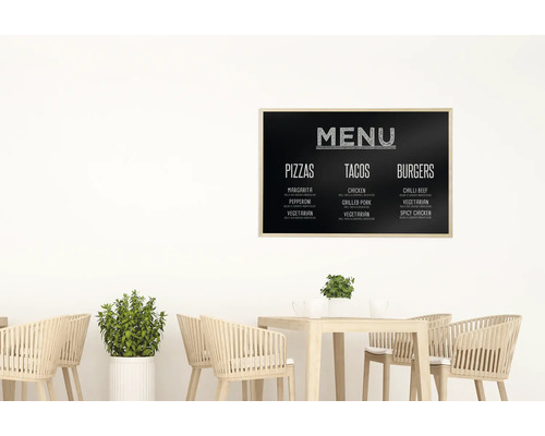 Menu avec pizzas, tacos et hamburgers au-dessus de la table et des chaises