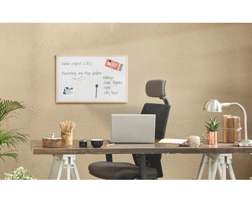 Schreibtisch mit Whiteboard, Büromaterial und Laptop für die Büroorganisation