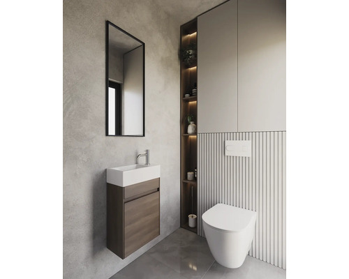 Modernes Badezimmer mit Waschbeckenunterschrank, Spiegel, Toilette und Regalen