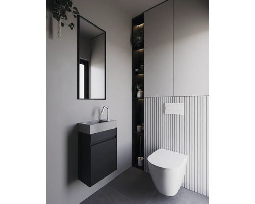 Modernes Badezimmer mit Waschbeckenunterschrank, Spiegel, Toilette und Stauraum