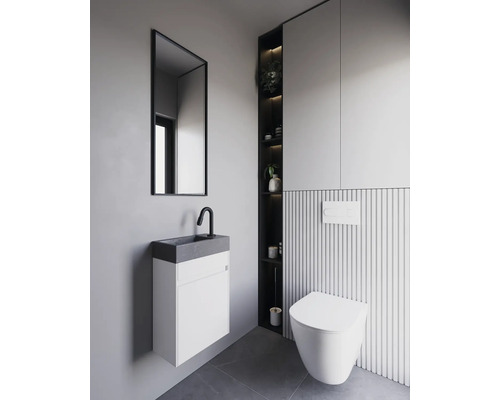 Badezimmer mit Waschtisch, Spiegel, Toilette und Regalen