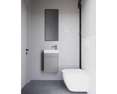 Badezimmer mit Waschtisch, Spiegel und Toilette in modernem Design