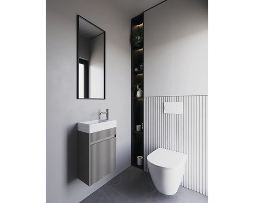 Badezimmer mit Waschbeckenunterschrank, Spiegelschrank, Hängeregal und Wand-WC