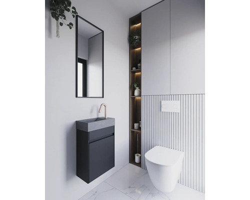 Modernes Badezimmer mit Waschtisch, Spiegel, Toilette und Stauraum