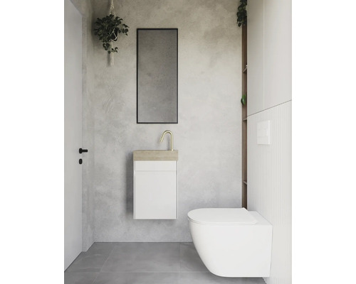 Salle de bains moderne avec WC suspendu, lavabo, miroir et plantes