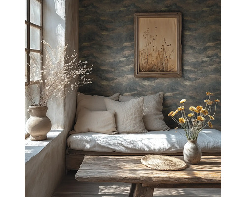 Vliestapete 78656-4 Berge grau Heller Raum mit Sofa, Holztisch und Dekorationen