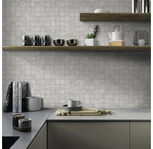 Scène de cuisine avec des carreaux de mosaïque sur le mur, des étagères et un plan de travail avec des ustensiles
