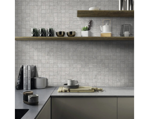 Scène de cuisine avec des carreaux de mosaïque sur le mur, des étagères et un plan de travail avec des ustensiles