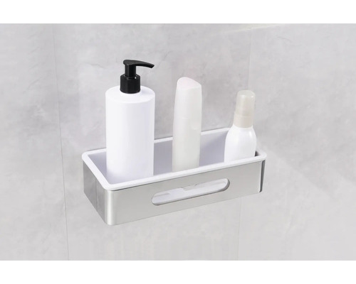 Étagère de douche avec lotions et produits cosmétiques sur le mur