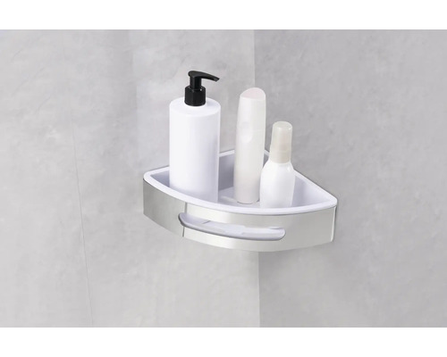 Étagère d''angle avec produits de soins dans la salle de bain